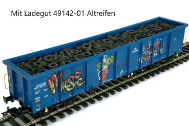Hochbordwagen Eanos, PKP, blau, Graffiti mit Ladegut Altreifen